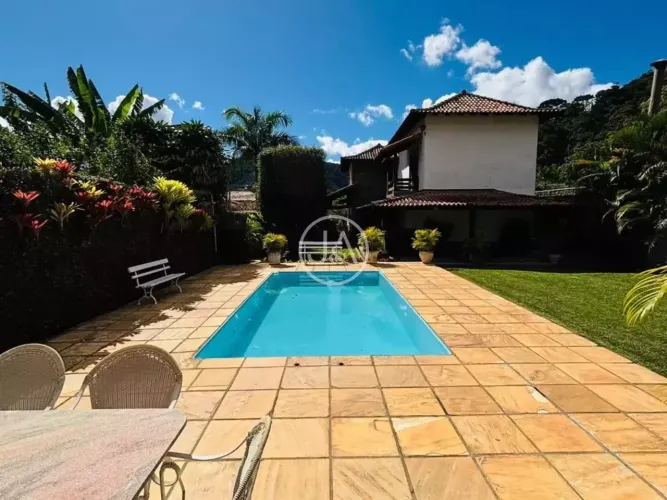Casa para venda com 4 quartos, 676m² - Nogueira - Petrópolis/RJ