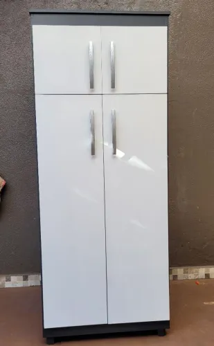 Lindo muit uso 4 portas armário