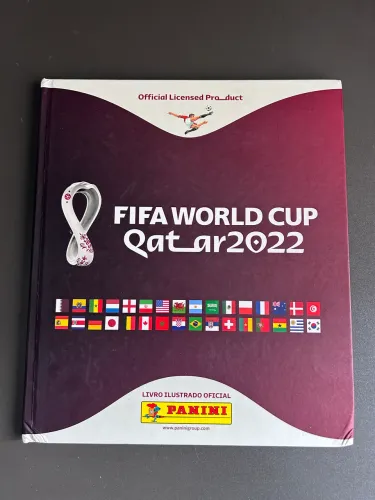 Álbum Capa Dura Qatar 2022 com 138 figurinhas coladas 