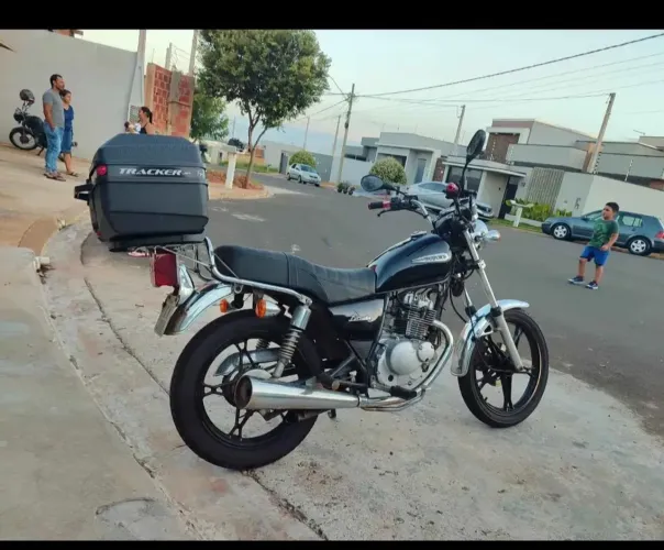 Vendo intruder, muito bem conservada ou troco por bis