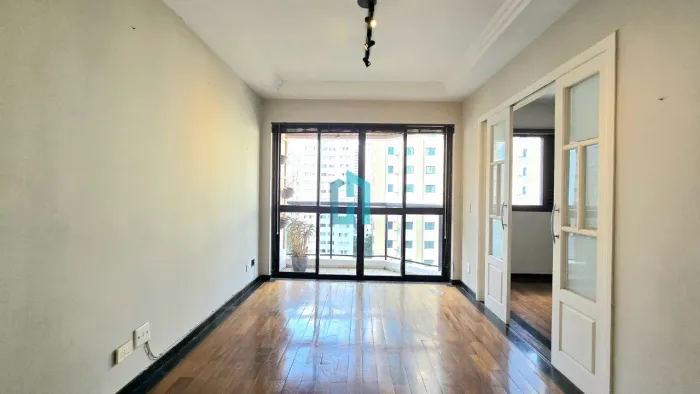 Apartamento a venda em Moema com 3 quartos e 2 vagas de garagem.