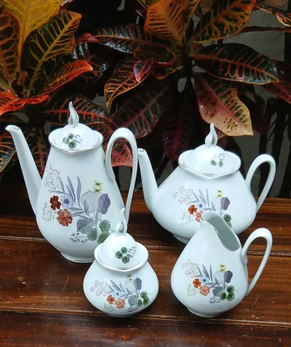 Jogo com 4 peças Porcelana Real.