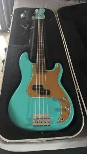 P-BASS SQUIER COM CAPTADOR E DESIGN FENDER VINTERA 50's + CAPA HARDCASE<br>3.500$