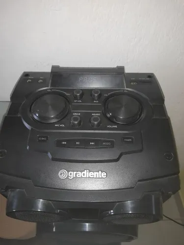 Vendo uma caixa de som gradiente 