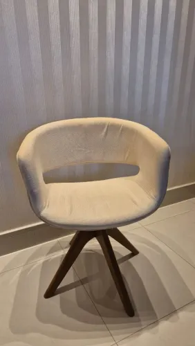 Banqueta baixa com braço