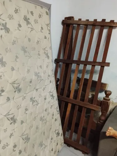 Vende-se uma cama de solteiro completar madeira musisa vaicon o colchão