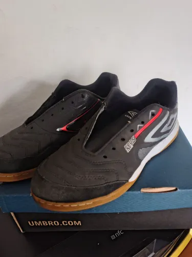 Chuteira umbro