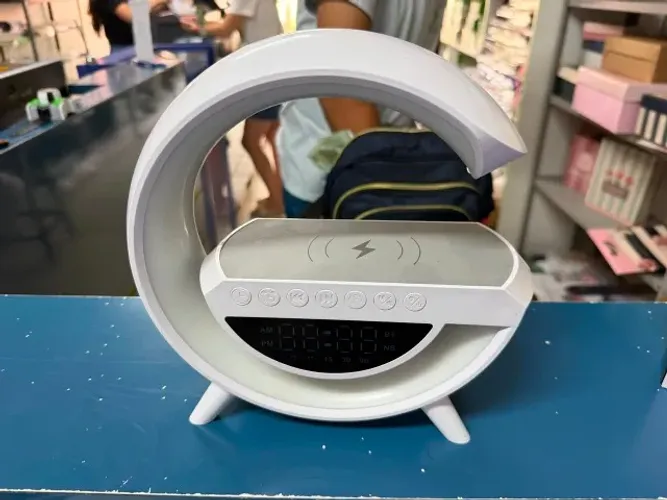 Caixa de som bluetooth com relógio pouco uso