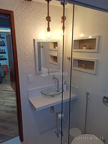 Casa de condomínio sobrado para venda com 4 quartos em São Francisco, Niterói, RJ.
