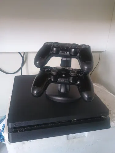 Vendo Playstation 4 Slim com dois controles e jogos