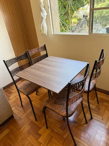 Mesa 70cm com 04 cadeiras