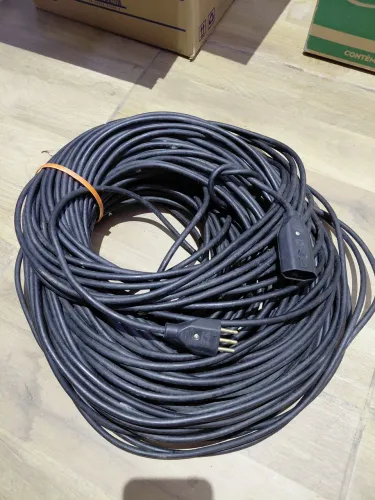 Vendo Extensão, cabo 2x2.5 90 metros contínuo já com ma ho e fêmea. Pouco usada.