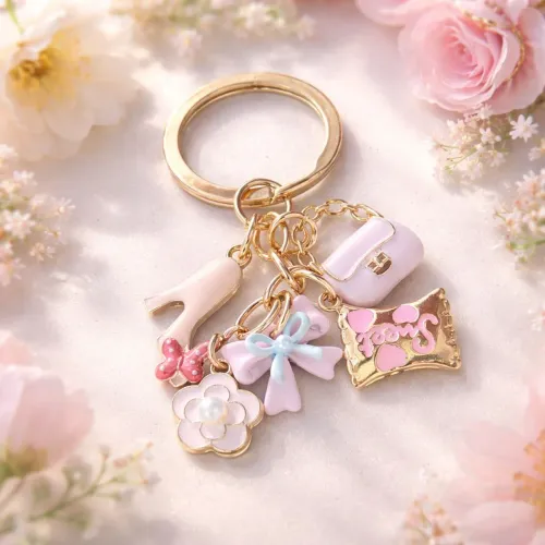 Chaveiro Rosa de Luxo com Pingentes Elegantes