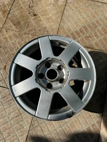 Roda avulsa do Passat B5