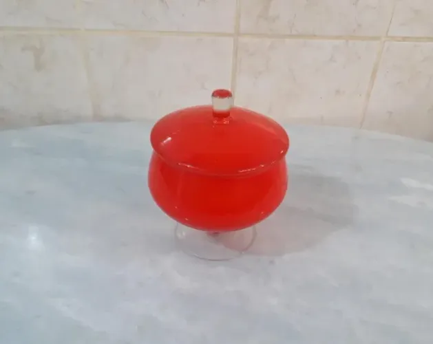 Bomboniere em vidro vermelho com tampa