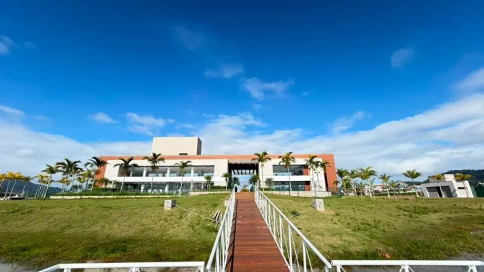 Lote Exclusivo de Esquina no Condomínio Residencial e Aeronáutico Fly Ville - Governador C