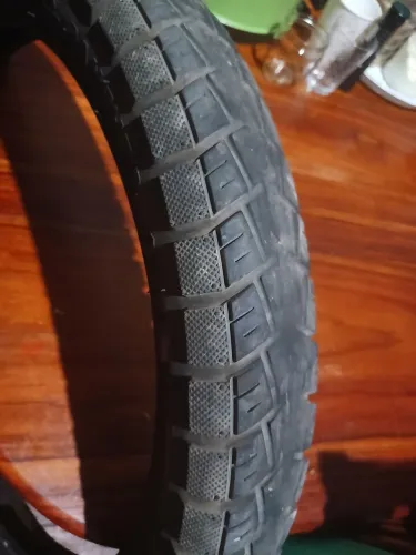 Vendo esse pneu usado quebra galho de moto.