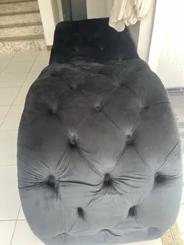 Vede-se maca estética, e luminária meia lua , com suporte para celular