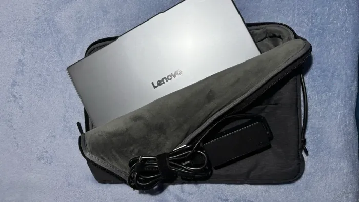Notebook Lenovo Idea Pad Slim i3, com Capa de Proteção Original em Excelente Estado