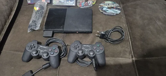 Playstation 2, com 2 controles, pronto pra jogar. Parcelo nos cartões.
