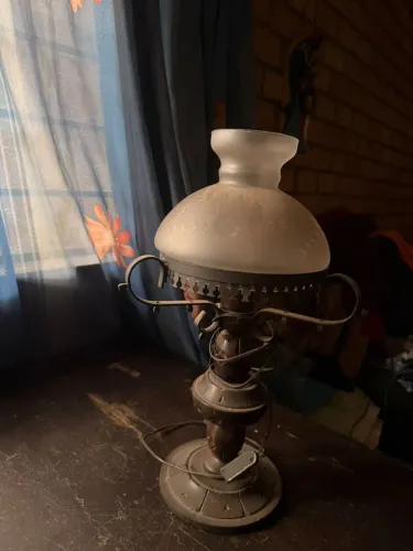Luminária antiga de mesa rústica