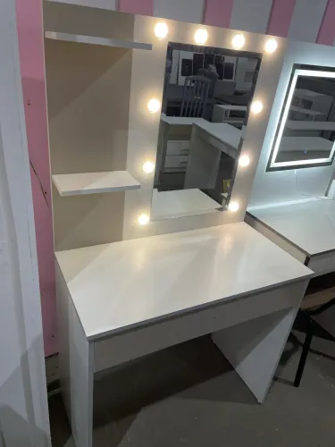 Penteadeira tipo camarim com espelho luz Led e prateleiras 90x40