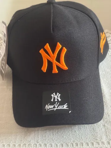 Boné preto com laranja