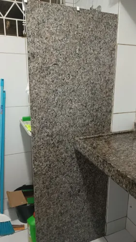 DIVISÓRIA GRANITO MEDINDO 1,69x0,67