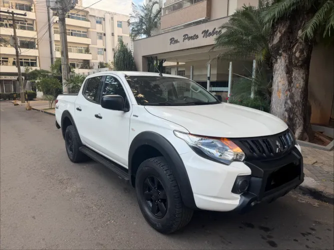 Mitsubishi L200 Tri. Outdo. GLS 2.4 CD 4X4 Die. AUT 2022