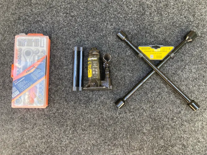 Kit Troca de Pneu Completo - Chave de Roda + Macaco Hidráulico 2T
