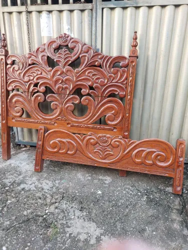 Cama de casa entalhada 1.300,00