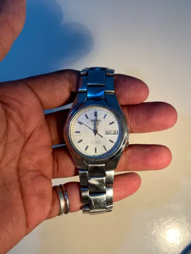 Seiko 5 branco com fundo transparente