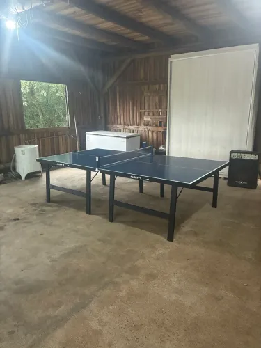 Mesa de ping pong com duas raquetes semi pro e rede ajustavel