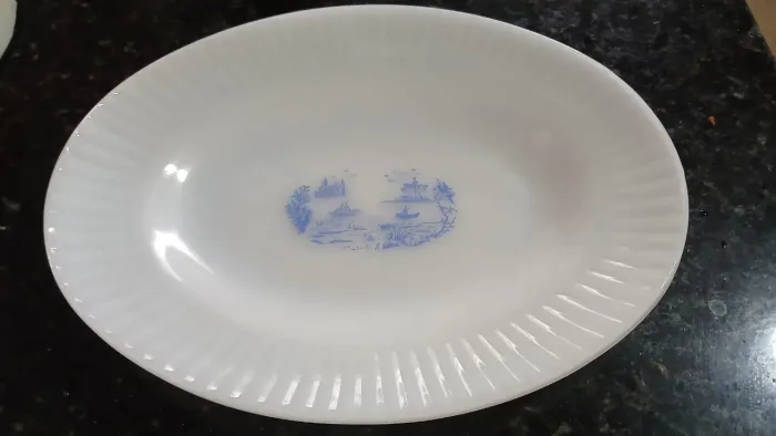Bandeja branca de porcelana com 30×25 cm.