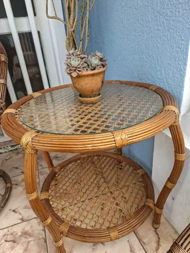 Mesa de fibra natural com tampo de vidro