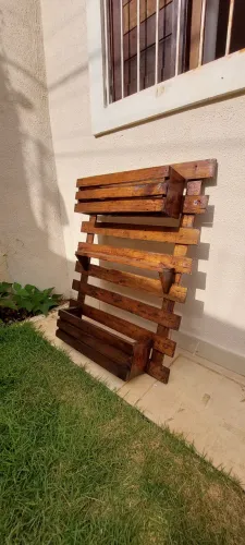 Suporte de palet envernizado pra plantas e jardim vertical