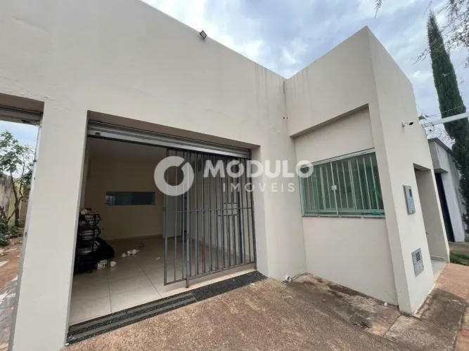 Imóvel comercial disponível para locação no bairro Novo Mundo.