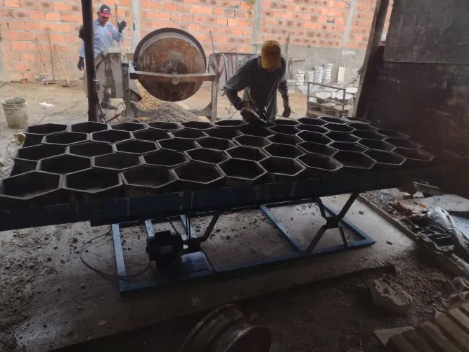 Vende-se mesa de fábrica a bloquete e 700 formas 
