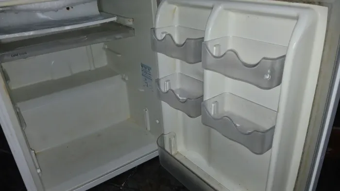 Vendo um frigobar consul em bom estado  WhatsApp *
