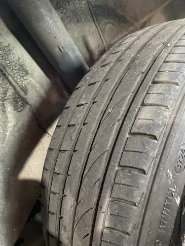 Pneus 165/40 17 em bom estado, dá pra rodar muito