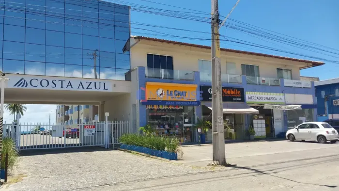 Locaçao de loja comercial,no Condomínio Costa Azul. Sala ampla, com banheiro, cozinha e sa