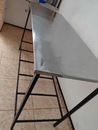 Bancada de inox com estrutura de ferro + Caixa térmica de isopor.