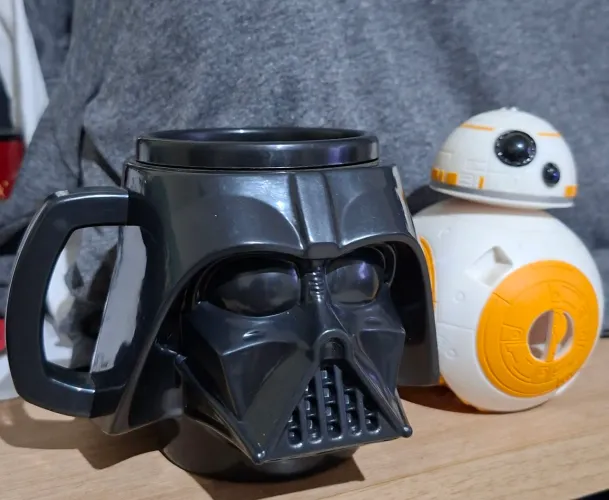 Lote caneca darth vader nestle + boneco BB8