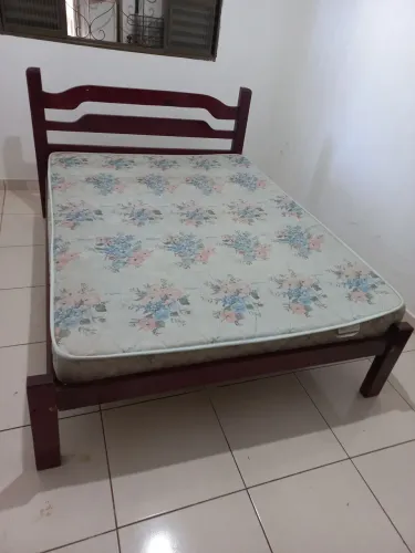 Vendo cama de casal madeira com colchão
