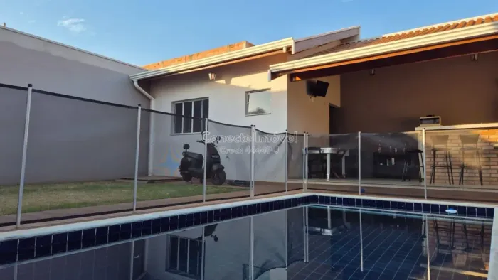 Casa à venda em Holambra, 4 quartos, área de lazer com piscina e churrasqueira, cozinha pl