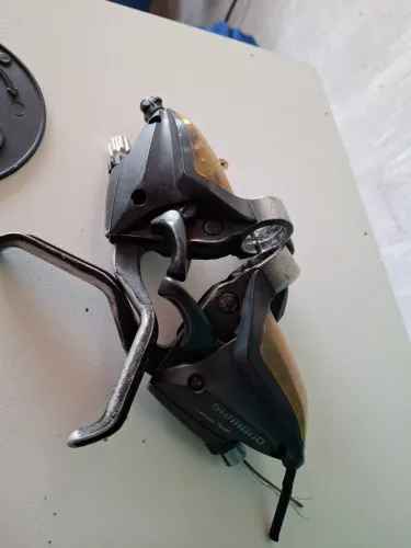 Alavanca de freio e trocador de marchas da marca Shimano, modelo ST-EF500