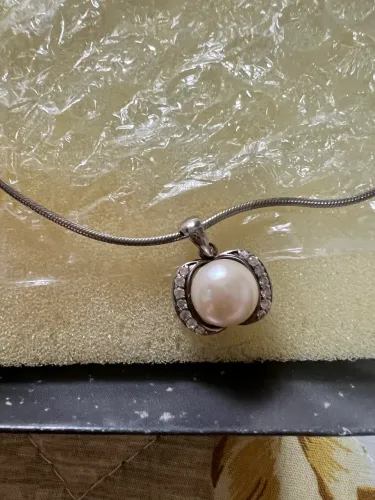 Gargantilha em prata com pingente pérola e strass