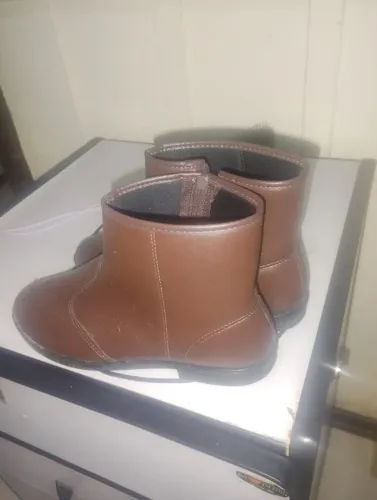 vendese 2 bota cano baixo tamanho 38 100 reais 50 reais cada bota