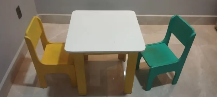 Vendo mesinha com duas cadeiras para criança