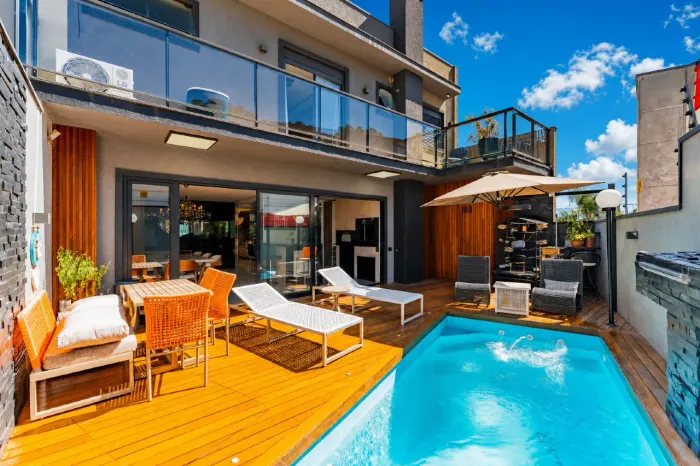 Casa Mobiliada em Condominio com 4 suítes, Piscina e 245m2 para alugar - Santa Candida, Cu